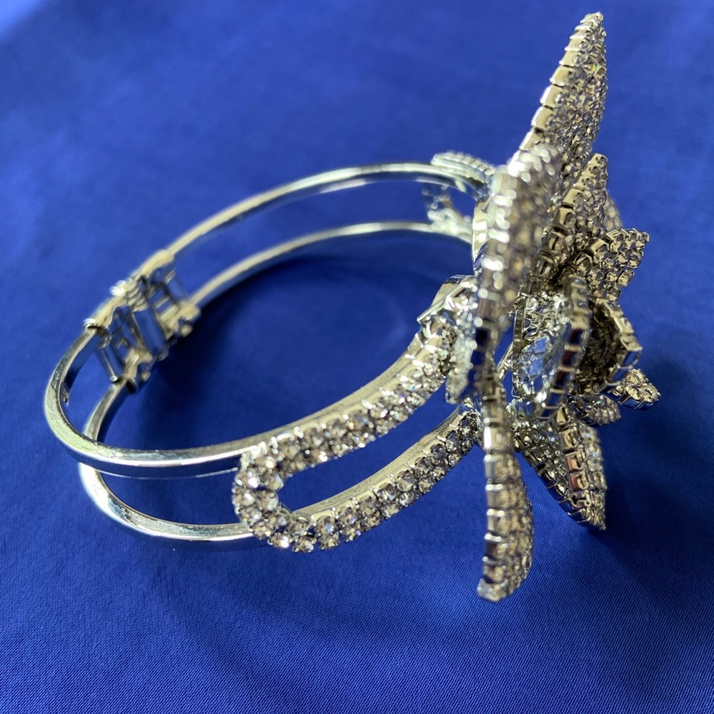 Gorgeous Rhinestone flower bracelet! - Picture 5 of 10